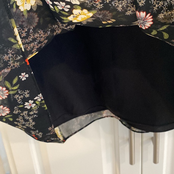 Short dress. Sheer sleeves. Liner for body. Cute flower pattern. Smoke free home - Picture 6 of 9